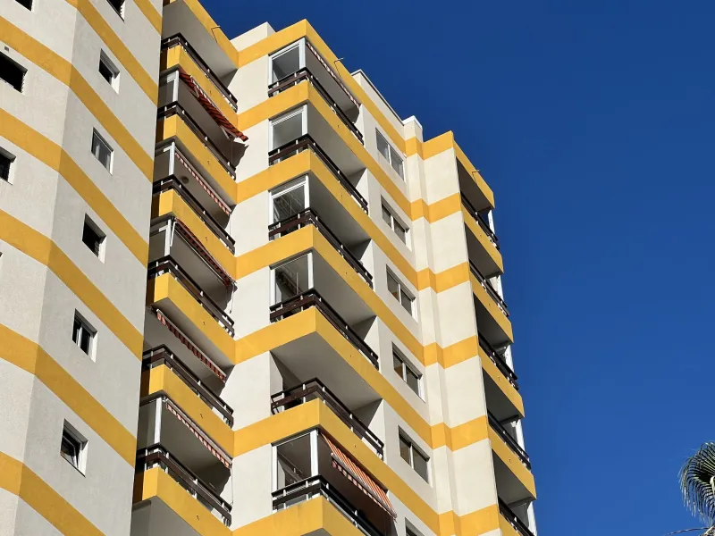 Blick auf das Gebäude und das Meer von der Klippe aus
